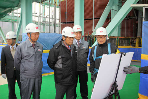 허엽 한국남동발전 사장(왼쪽 세번째)이 여수화력에서 동절기 재난안전 특별점검 을 하며 현장 설명을 듣고 있다. 한국남동발전 제공